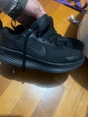 Nike Black Athletic Sneakers anti-slip Sz 7.5 triple black Womens